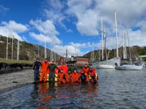 Nadadores navales se entrenaron en las frías aguas de Puerto Williams