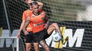 Eduardo Vargas entrena con balón y crece la ilusión del tridente con Alexis y Brereton