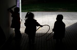 Formalizan a padrastro por posible agresión a niña de tres años