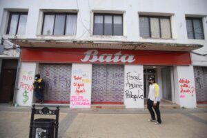 Comercio toma medidas por temor a vandalismo