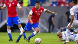 Tomás Alarcón y el clásico del Pacífico: “Será con un ambiente muy tenso, pero nosotros vamos a jugar un partido de fútbol contra Perú”