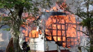 Incendio deja pérdidas totales en vivienda y un bombero herido