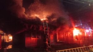 Incendio afectó anoche dos viviendas