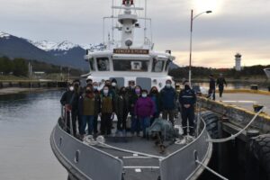 Armada trasladó a yaganes y personal de Conaf hasta el parque nacional Yendegaia