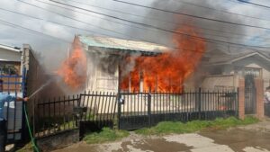 Investigan intencionalidad en incendio que destruyó dos casas