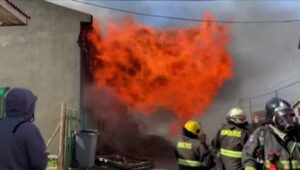 Incendio consume vivienda en Población Calisto