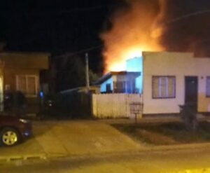 Incendio arrasó con tres viviendas y dejó a siete damnificados