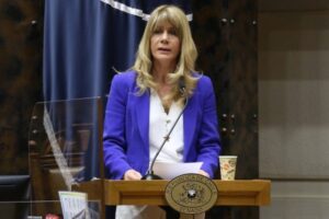Presidenta del Senado se refirió en Madrid a la acusación constitucional de Piñera