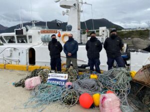 Detectan más de 2 kms de trampas de centolla ilegal
