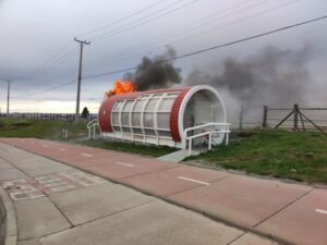 Incendian nuevamente paradero en Avenida Frei