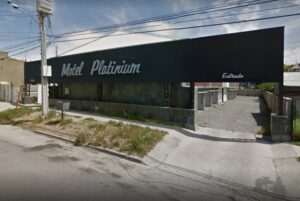 Detenida en frontis de motel habría agredido a carabineros y amenazado de muerte a la administradora del recinto