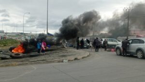 Imponen firma para tres choferes por barricadas en protesta contra alza de combustibles