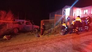 Conductor chocó contra reja y arrasó hasta con medidor