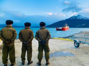 Carabineros de la Tenencia Yendegaia fiscalizan el arribo del ferry Yaghán