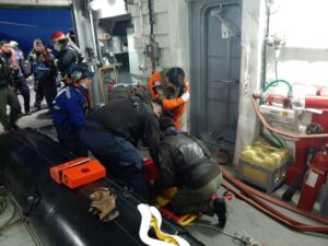 La Armada efectuó vital evacuación de Puerto Edén