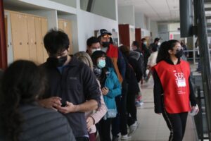 Usuarios informan de largas filas para poder votar