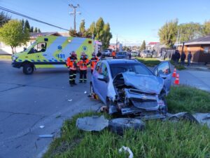 Un lesionado dejó colisión entre camioneta y vehículo menor