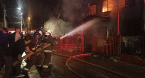 Bomberos rescataron a adulto mayor en medio de incendio que destruyó su casa