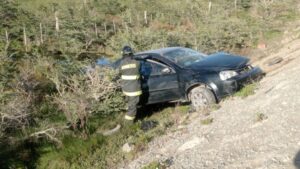 Vehículo chocó señal de tránsito y volcó camino al Andino