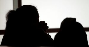 Hombre que fracturó la tibia de su pareja es condenado a casi 10 años de cárcel