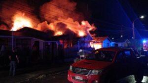 Incendio destruyó vivienda y dejó a cuatro personas adultas damnificadas
