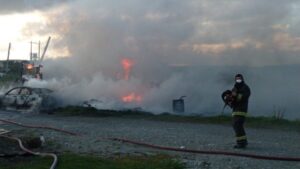 Incendio destruyó taller mecánico y automóvil