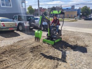 Vecino tapó baches en tramo de Waldo Seguel cercano al Cerro de la Cruz