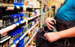 Detienen a joven por hurto de juegos y alimentos en el Líder