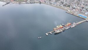 Buque que derramó diésel en el Estrecho de Magallanes está con zarpe suspendido