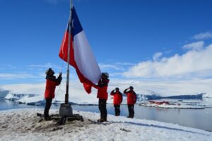 Armada izó bandera en Isla Kopaitic cerca de la Antártica