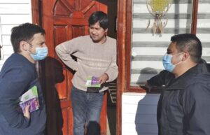 Gallardo y Mimica se despliegan en puerta a puerta escuchando a vecinos magallánicos