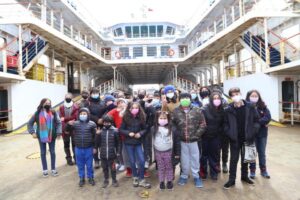 40 alumnos destacados dieron un paseo por la bahía
