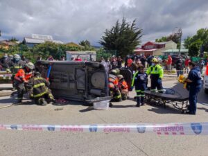 Conductor se fuga de colisión que concluyó con volcamiento