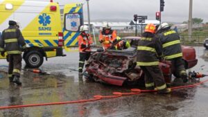 Un joven en riesgo vital tras colisión de auto y camión