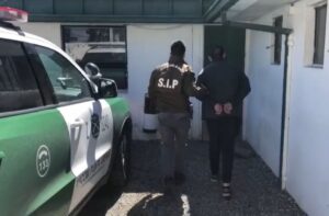 Evasor de control policial saltó de su vehículo y después denunció su robo