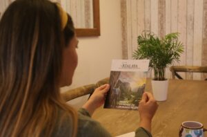 Presentan edición especial de revista La Atalaya