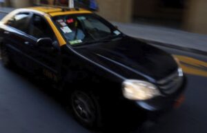 Condenan a taxista que defraudó a pasajero en $323 mil