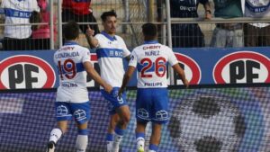 Católica derrotó a Antofagasta y sigue en la pelea por el campeonato nacional
