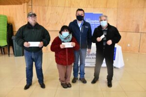 Entregan cheque a ganadores del Festival de la Voz del Adulto Mayor