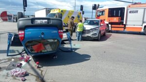 Adultos mayores lesionados en colisión con volcamiento