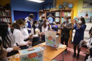 Entregan maletines culturales a Escuela Hernando de Magallanes