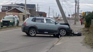 Conductor estrelló automóvil contra poste y se fugó