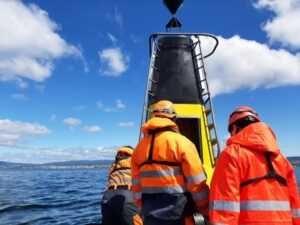 Armada encendió boyas en el Estrecho de Magallanes