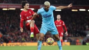 Espectacular golazo de Alexander-Arnold sella una tremenda victoria de Liverpool para seguir cerca del City