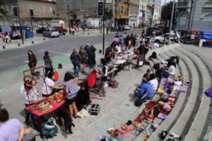 Gran presencia de comercio en las veredas del centro de Punta Arenas