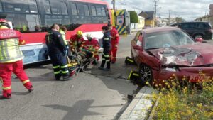 Una lesionada dejó violenta colisión entre auto y bus