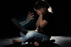 Condenan a adulto que pedía fotos desnudas a menor