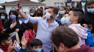 La ajetreada jornada de votación de Gabriel Boric
