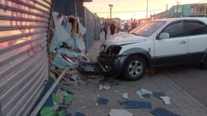 Conductora se desvanece al volante e impacta contra costado de ferretería