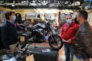 Con amparo del Gobierno: inician comercialización de motos eléctricas en Magallanes